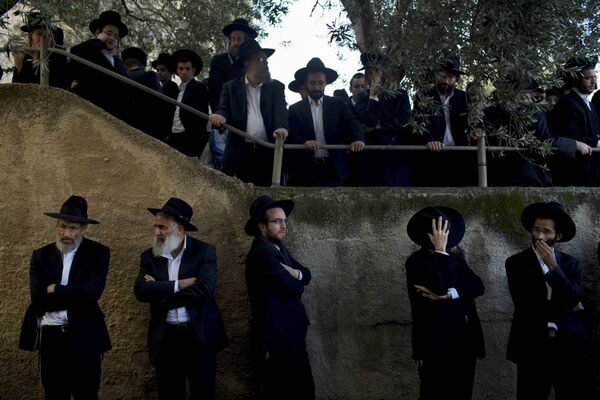 Ультраортодоксальные евреи на похоронах Моше Тверского, погибшего во время нападения на синагогу в Иерусалиме