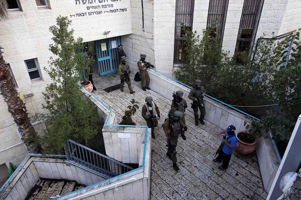 Служба безопасности в иешиве рядом с синагогой, где произошел теракт