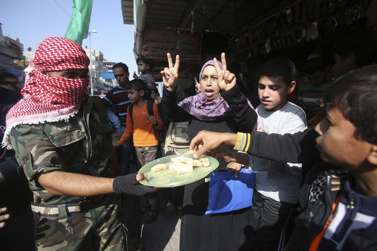 Палестинцы раздают конфеты, празднуя нападение на синагогу