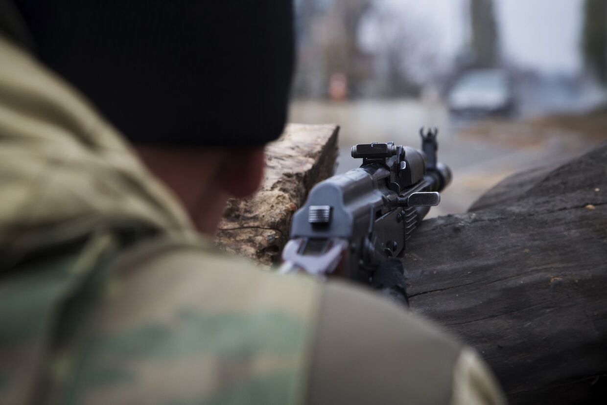 Ополченец на блок-посту рядом с аэропортом Донецка