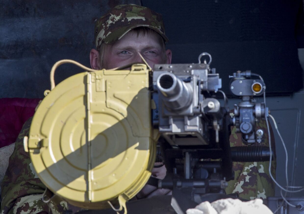 Ополченец у автоматического гранатомета на блокпосту в Донецке