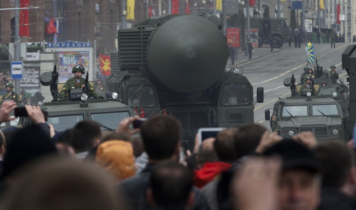 Транспортно-пусковая установка межконтинентальных баллистических ракет «Тополь-М» на репетиции парада в Москве