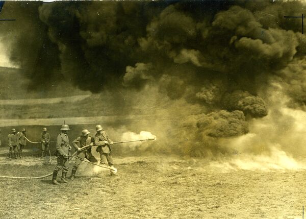 Немецкие солдаты практикуются в использовании огнемета, 1917 год