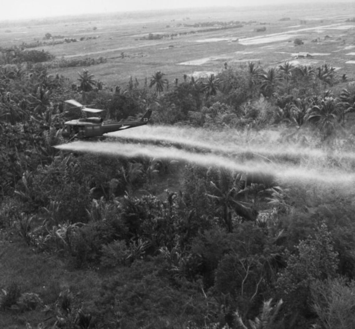 Вертолет американской армии распыляет дефолиант «Эйджент орандж» над дельтой Меконга