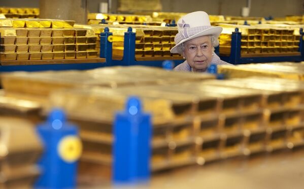 Королева Елизавета II в золотом хранилище Банка Англии