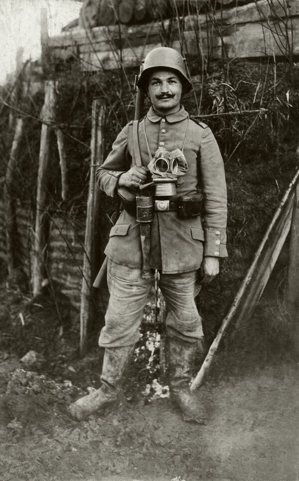 Немецкий солдат в каске «штальхельм»
