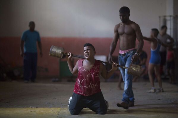 Мальчик на тренировке по рестлингу в Гаване