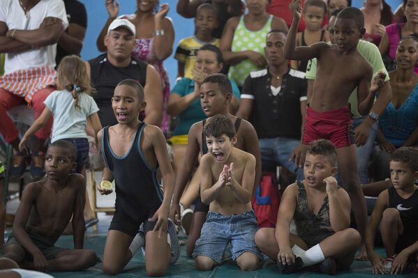 Зрители на турнире по рестлингу в Гаване