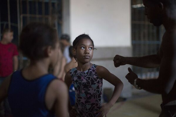 Девочка на тренировке по рестлингу в Гаване