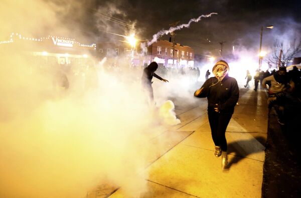 Полиция применяет против протестующих слезоточивый газ