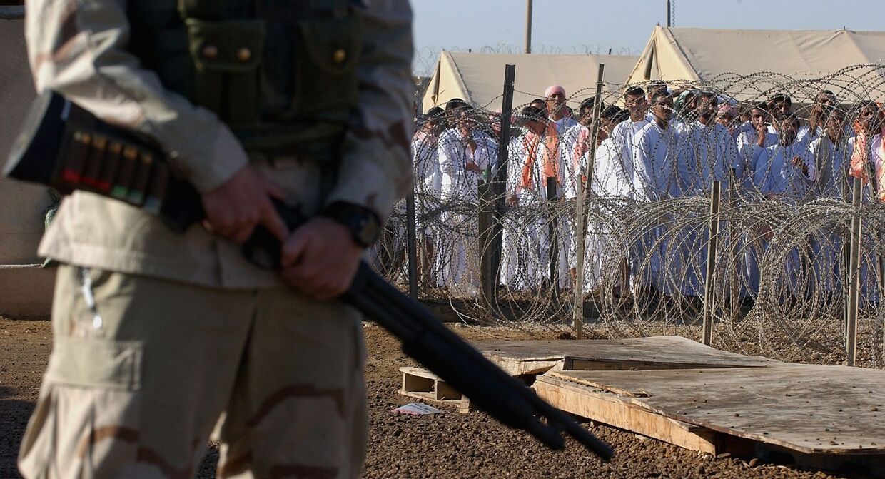 500 иракских заключенных отпускают из тюрьмы Абу-Грейб в Багдаде в честь начала месяца Рамадан, 26 сентября 2005 года