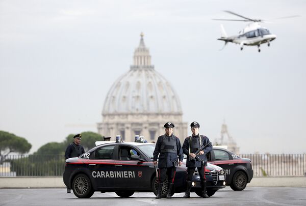 Итальянские карабинеры на фоне собора Святого Петра в Риме