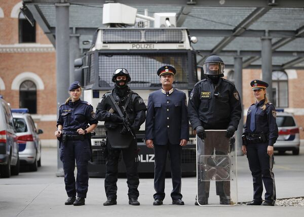 Австрийские полицейские рядом с брандспойтом у своего штаба в Вене