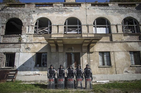 Офицеры сербской жандармерии на территории своей базы в Белграде