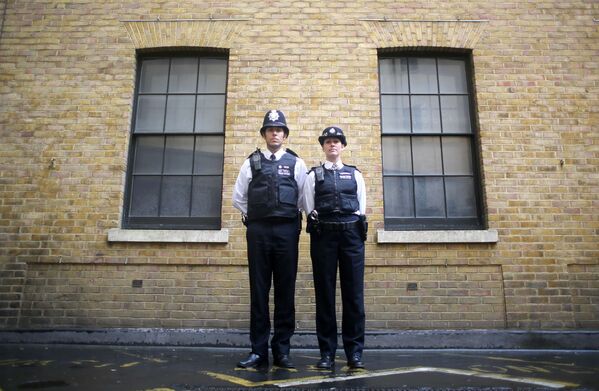 Констебли Бен Синклер и Карен Спенсер в униформе лондонской полиции 