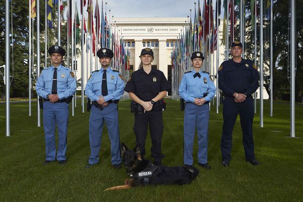 Полицейские ООН рядом с европейской штаб-квартирой ООН в Женеве