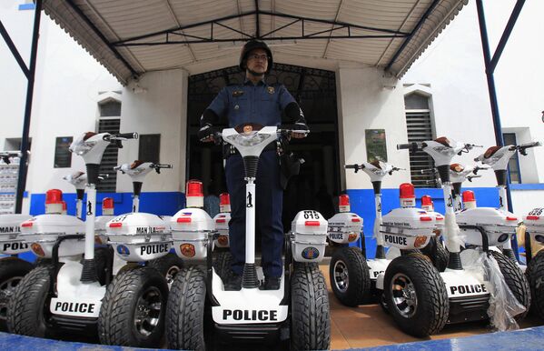 Офицер национальной полиции Филиппин на сегвее