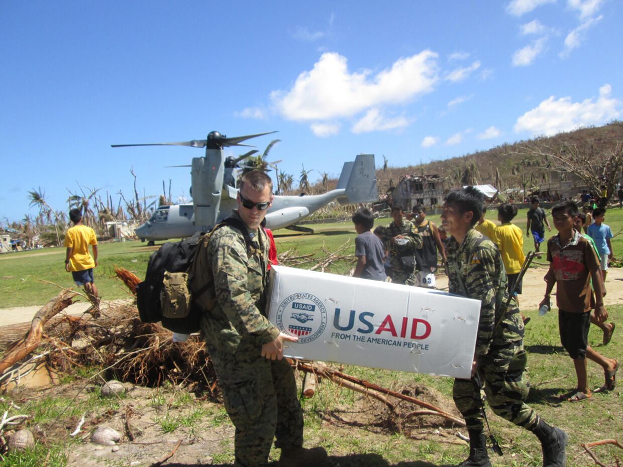 Американские военные оказывают гуманитарную помощь пострадавшим от тайфуна Хайянь на Филипиннах