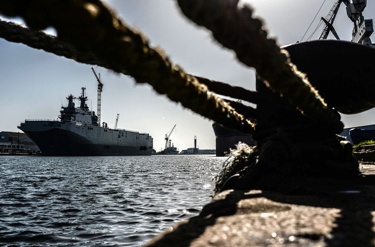 Корабль Владивосток класса Мистраль в доках компании SNX France