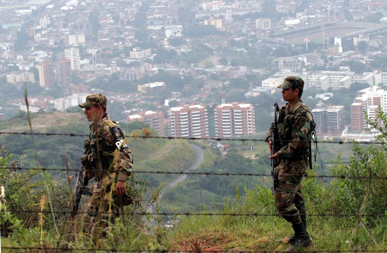 Солдаты патрулируют окрестности города Кали