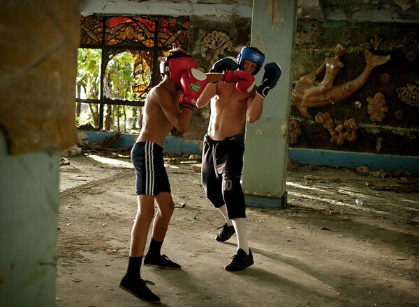 Боксеры тренируются в заброшенном здании