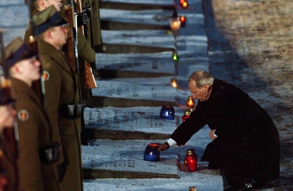 Владимир Путин зажег поминальную свечу у мемориала узникам Освенцима Владимир Путин зажег поминальную свечу у мемориала узникам Освенцима