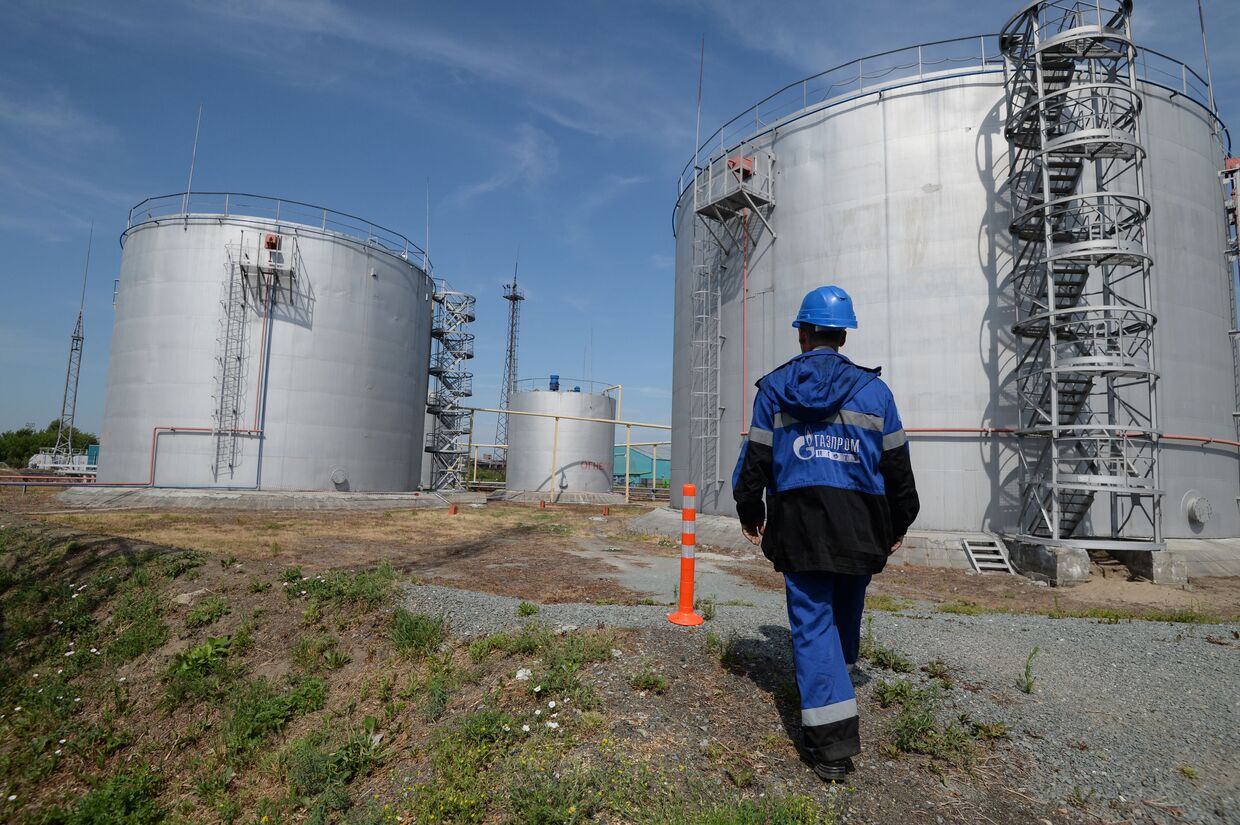Сотрудник Новосибирской нефтебазы компании «Газпром нефть» возле резервуаров для хранения топлива.