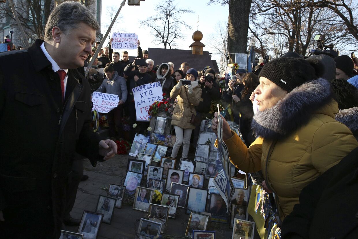 Петр Порошенко на церемонии возложения цветов к мемориалу «Небесной сотни»
