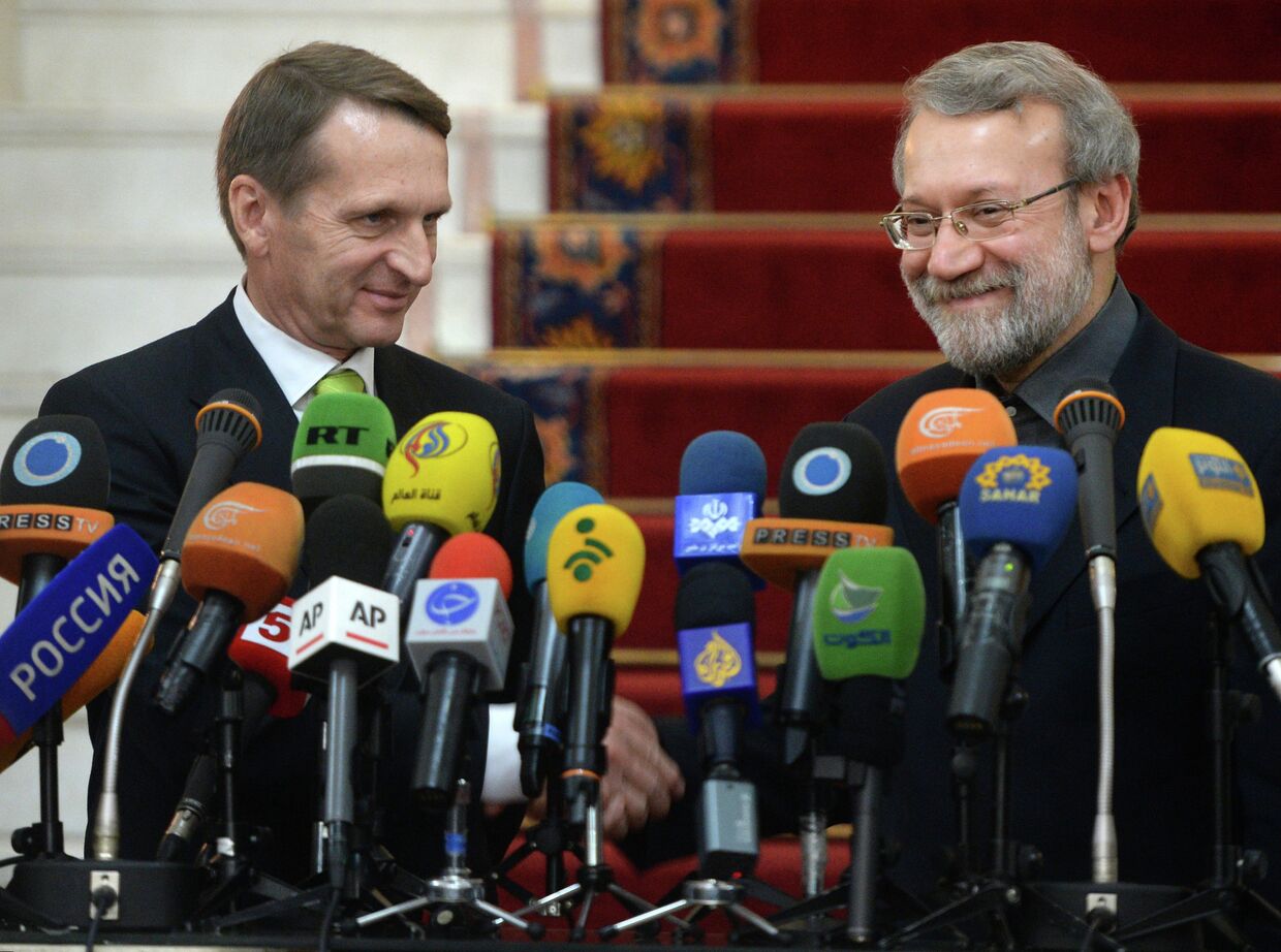 Председатель Государственной Думы РФ Сергей Нарышкин и председатель парламента Ирана Али Лариджани во время совместного подхода к прессе в Тегеране