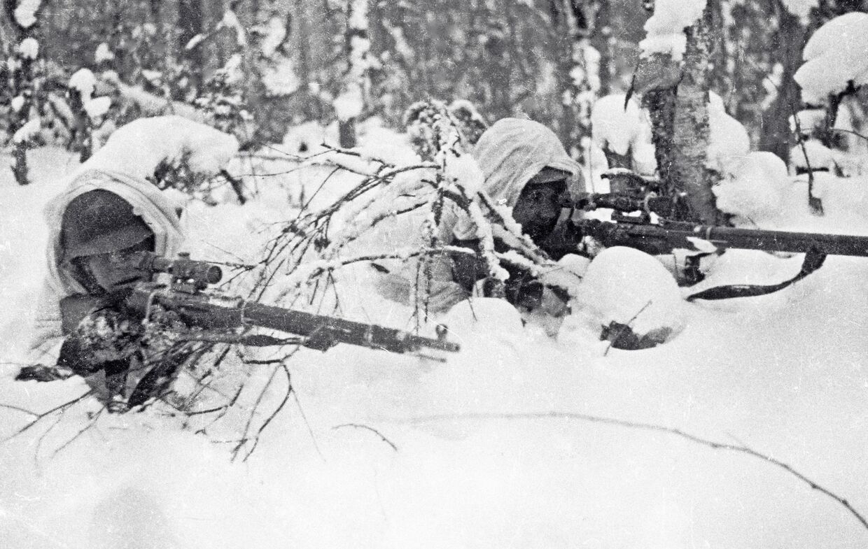 Красноармейцы-снайперы в засаде во время советско-финляндской войны 1939 - 1940 годов