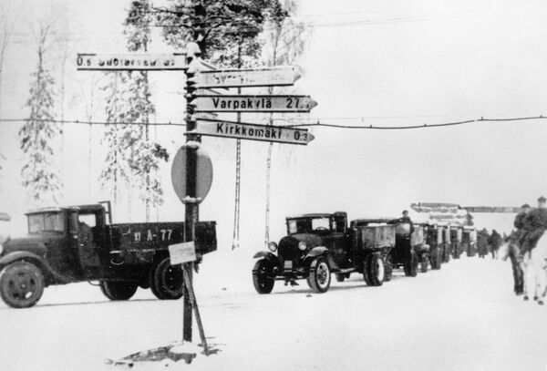 Тыловые подразделения Красной Армии направляются к передовым позициям