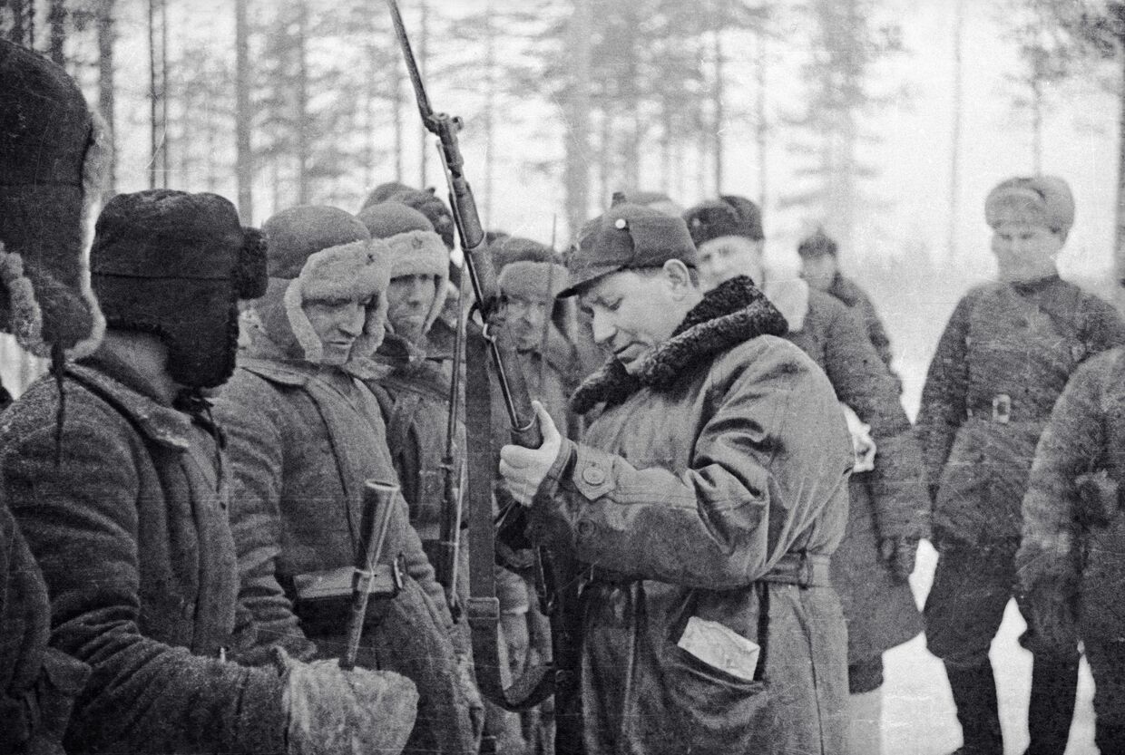 Генерал Штыков с красноармейцами