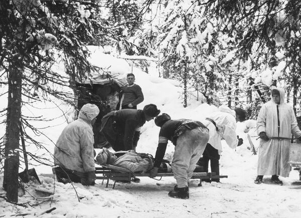 Финские солдаты несут раненого