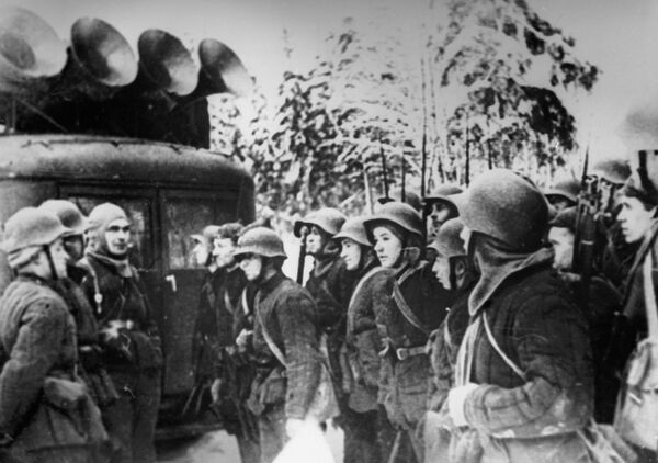 Бойцы Красной Армии слушают радио на привале