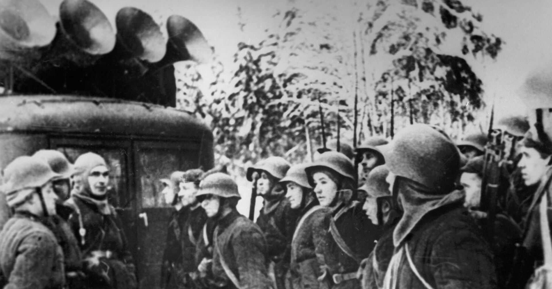 Бойцы Красной Армии слушают радио на привале - ИноСМИ, 1920, 11.07.2021