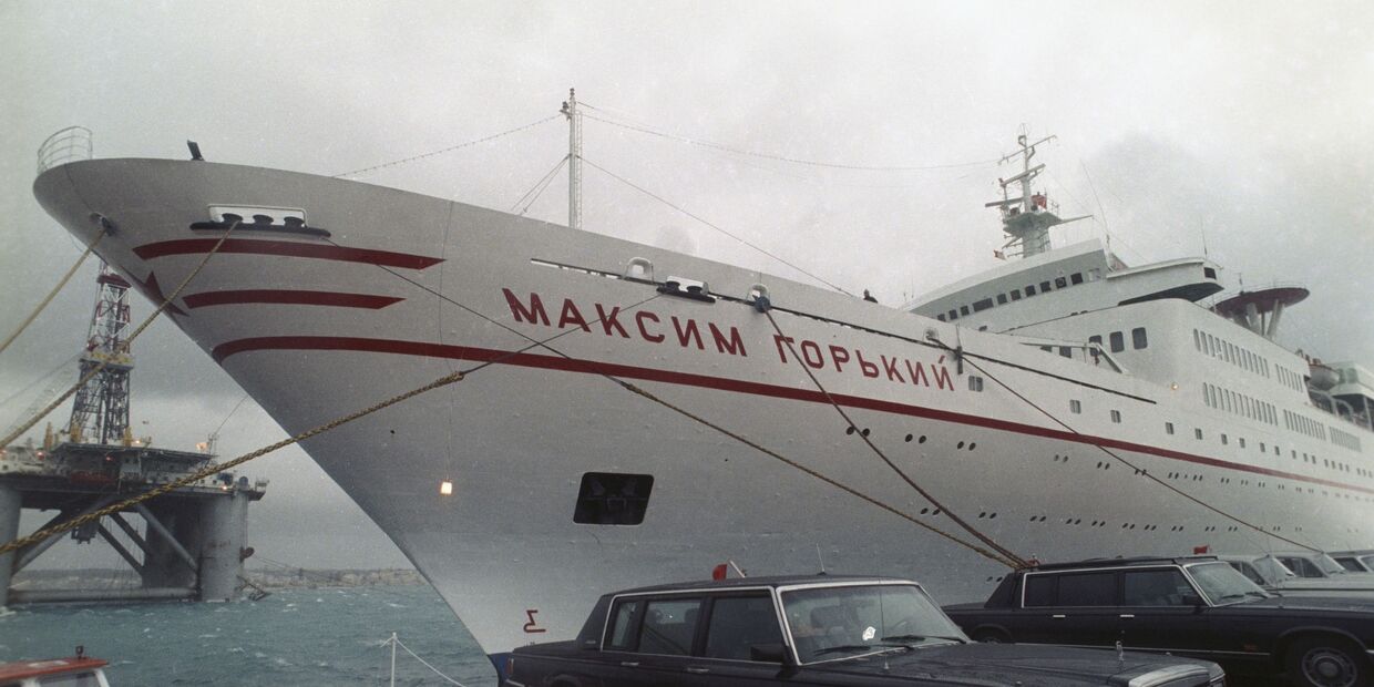 Теплоход Максим Горький на рейде у берегов Мальты
