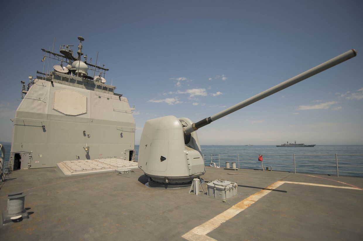 Ракетный крейсер USS Vella Gulf на учениях Breeze 2014