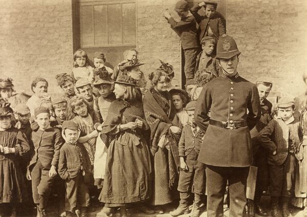 Пол Мартин «Толпа, собравшаяся посмотреть на похороны полицейского в Ламбете», 1892