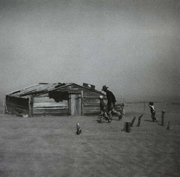 Артур Ротштейн «Отец с сыновьями идут наперекор пыльной буре», 1936