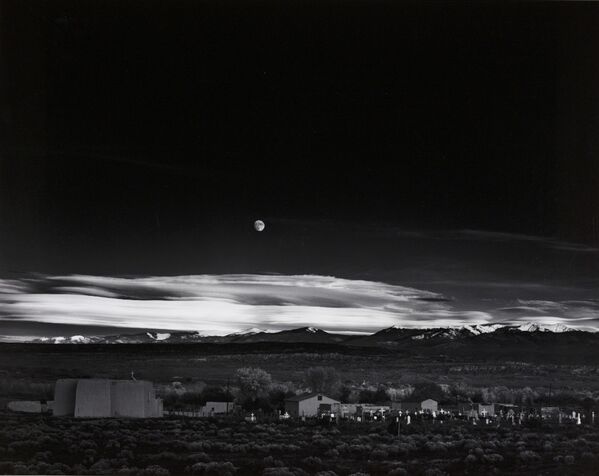 Энсел Адамс «Восход луны над городом Эрнандес в Нью-Мексико», 1941