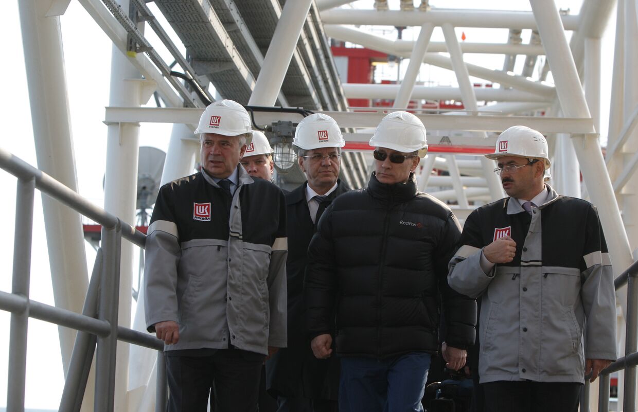 Владимир Путин посетил стационарную нефтяную платформу ОАО «ЛУКОЙЛ»