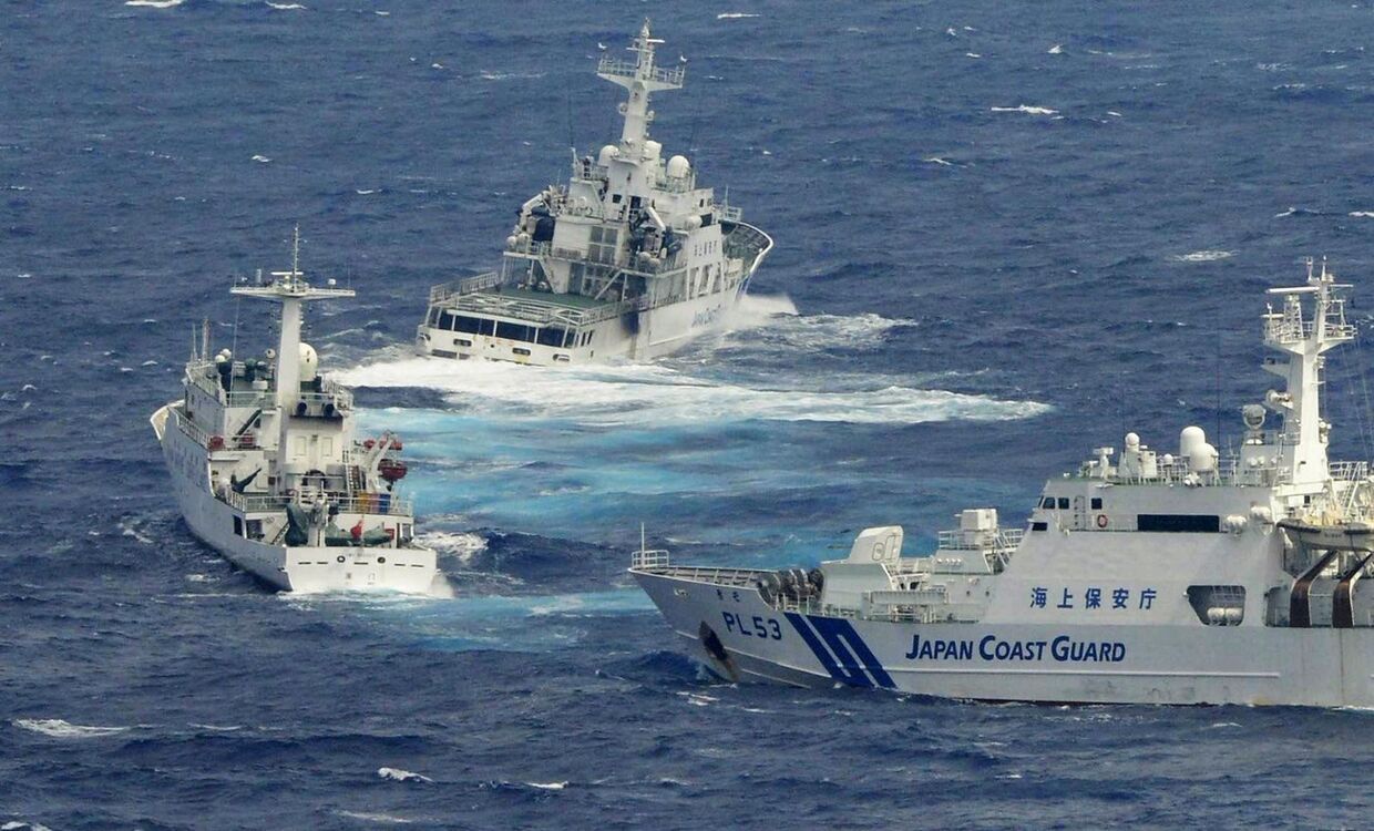 Японские суда береговой охраны и китайское разведывательное судно Haijian No. 66 рядом с островами Сенкаку