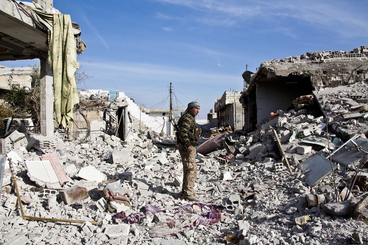 Боец курдского сопротивления на улице Кобани