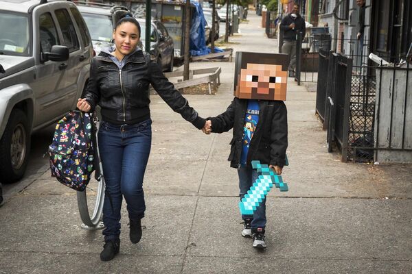 Ребенок в костюме героя игры «Майнкрафт» идет в школу в Нью-Йорке