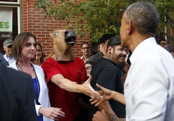 Барак Обама пожимает руку человеку в маске лошади в Денвере