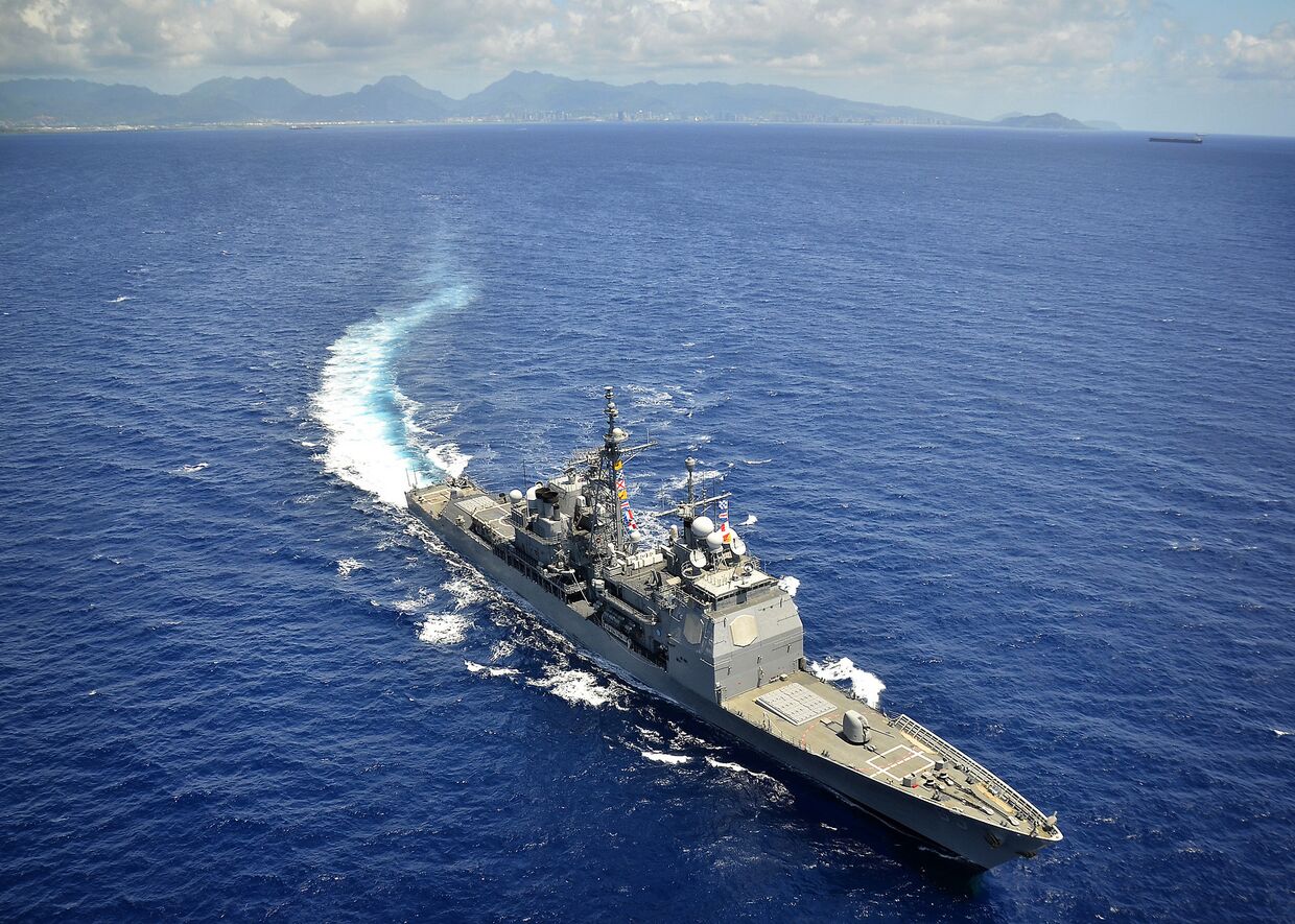 Ракетный крейсер USS Chosin в Тихом океане
