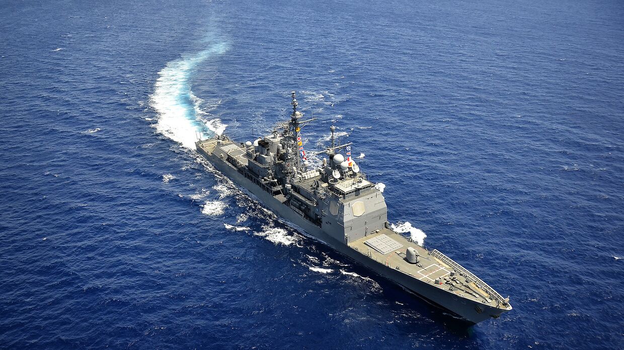 Ракетный крейсер USS Chosin в Тихом океане