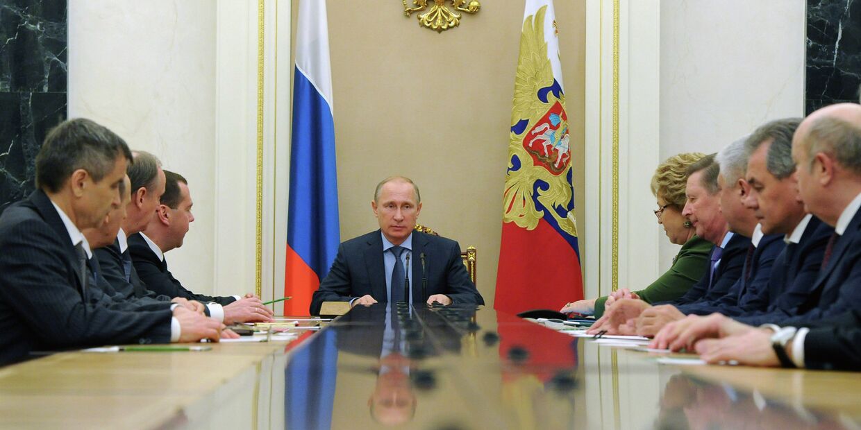 Президент России Владимир Путин проводит совещание с постоянными членами Совета безопасности РФ. 12 декабря 2014
