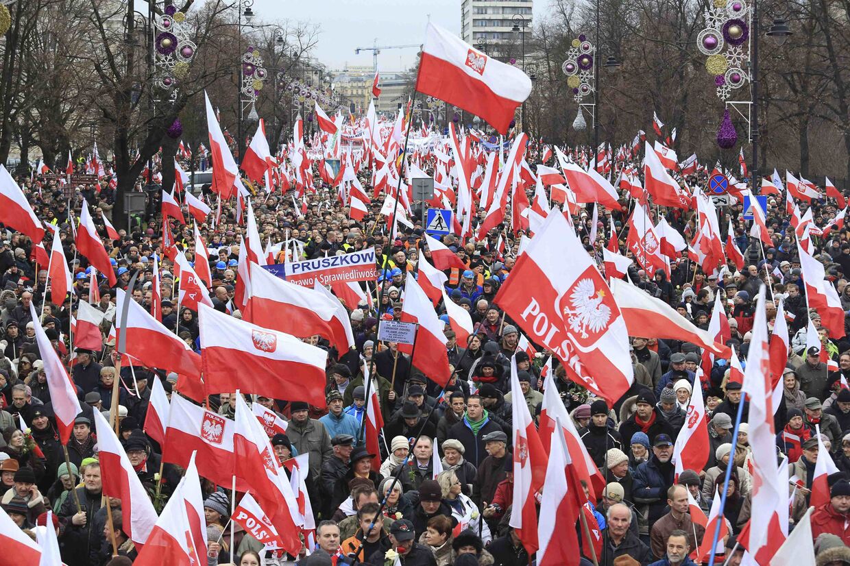 Акция протеста против результатов региональных выборов в Варшаве