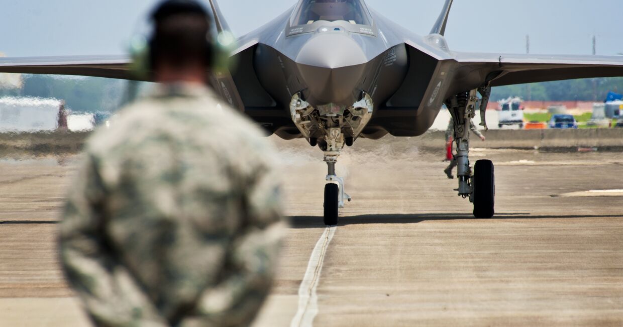 Истребитель-бомбардировщик F-35 «Лайтнинг» II Истребитель-бомбардировщик F-35 «Лайтнинг» II
